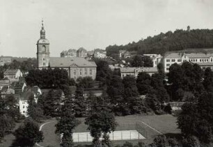 Waldheim, Stadtansicht : Waldheim (Kreis Döbeln). Stadtansicht mit Stadtkirche, Blick von Süden über einen Tennisplatz