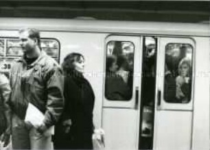 Volle U-Bahnen in West-Berlin zwei Tage nach Maueröffnung
