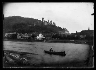 Blick auf Mainufer und Burg mit Ruderbooten