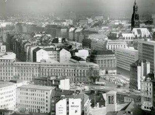 Hamburg-St. Pauli. Blick von der Hauptkirche St. Michaelis Richtung Bleichenstreet. In der Bildmitte das 1814 entstandene Stadthaus (erweitertes Görtz-Palais)