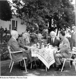 Max Born; Otto Hahn; Linus Pauling; Werner Heisenberg : Nobelpreisträger-Tagung in Lindau/Bodensee 1964. Von links: Max Born, Otto Hahn, Werner Heisenberg, Linus Pauling