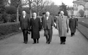 Freiburg: Kranzniederlegung; Gruppe mit Minister Erhard; auf dem Weg zum Ehrenmal; mit Präsident Linnemann, E. Raemisch und Oberbürgermeister Dr. Hoffmann