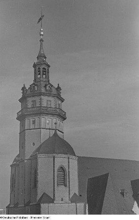 Westseite der Nikolaikirche mit Turm