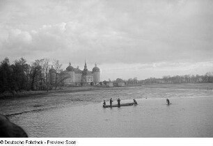 Fischer beim Fischzug, im Hintergrund das Moritzburger Schloß