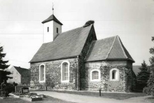 Torgau-Pflückuff. Dorfkirche Staupitz (1201/1300 begonnen, 1683 Dachreiter). Ansicht von Südosten