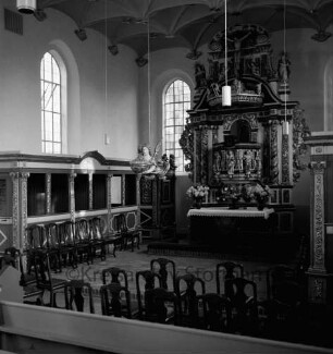 Schlosskirche: Innenaufnahme: Blick auf Kanzelaltar, Herrschafts- und Pastorengestühl, Taufengel
