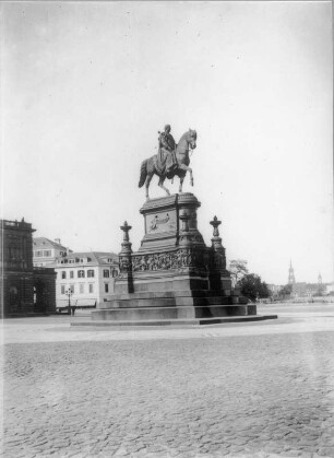 Reiterdenkmal König Johanns : Reiterdenkmal König Johanns. Bronze, Granit, Lausitzer Syenit; H. 13,5 m (1882-1889; J. Schilling). Dresden-Altstadt, Theaterplatz