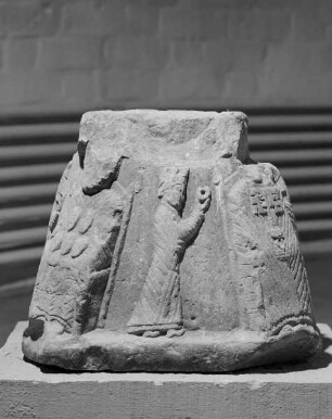 Sockelstein mit Szenen der heiligen Drei Könige und Eckfiguren — Einer der Könige mit seiner Gabe mit den Eckfiguren Abraham mit den fünf Seelen auf dem Schoß und Petrus