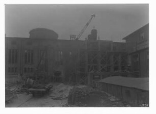 Industrie-Kraftwerk. Montage der neuen Druckentgaseranlage per Kran, im Vordergrund Eisenbahn-Flachwagen und Betonmischer : Lauta (Niederlausitz). Industrie-Kraftwerk. Montage der neuen Druckentgaseranlage per Kran, im Vordergrund Eisenbahn-Flachwagen und Betonmischer