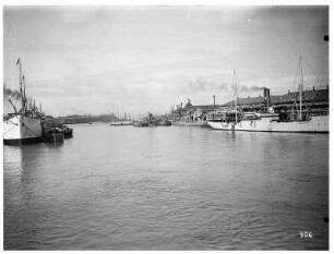 Manila. Hafen mit Frachtern und Booten
