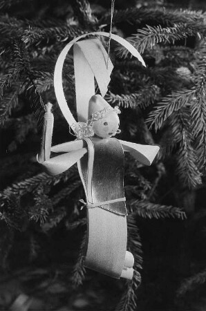 Weihnachtsengel in der Ausstellung weihnachtlicher Volkskunstarbeiten des Stadtgeschichtlichen Museums