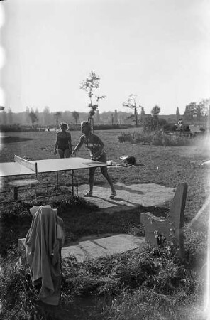 Tischtennisspiel im Freibad Rüppurr.