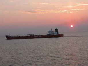 Ostsee - Frachter bei Sonnenuntergang : Frachtschiff abends auf der Ostsee. Aufgenommen in Oslo im September 2004