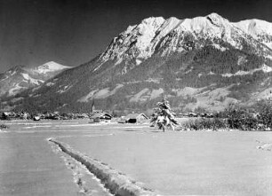 Winterbilder. Oberstdorf. Ortsansicht gegen Rubihorn (1957). Im Vordergrund Spuren im Schnee