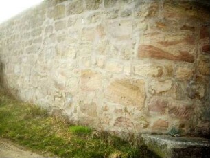 Kirchhofmauer im Süden mit Werksteinen im Mauersteinverband im Detail (Wehrgang mit Steinbrüstung und Schießscharten abgetragen)