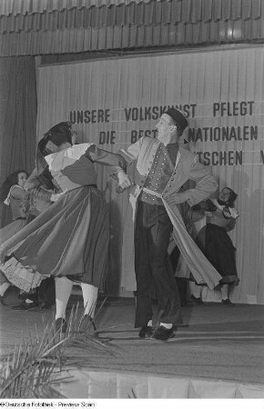 Paare der Tanzgruppe des Handelsorganisation-Warenhauses I Leipzig tanzen den "Mecklenburger", Sieger in der Kategorie "Volkstanzgruppen" beim Bezirksausscheid der Volkskunstgruppen 1954