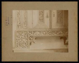 Bayerisches Nationalmuseum, München: Sakristeischrank aus Nürnberg, Sockel