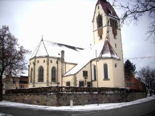 Ansicht von Nordosten mit Kirche in ehemaligem Kirchhof