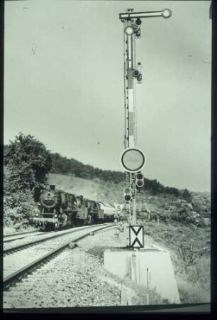 052 705-1 u. 050 mit Güterzug