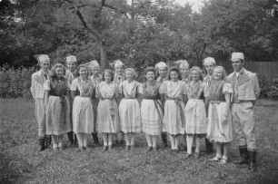 Sorbisches Jugendensemble der Sorbischen Oberschule Bautzen. : Prěnja serbska kulturna brigada Serbskeje wyšeje šule w Budyšinje.