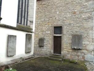 Stadtkirche-Chor von Norden sowie anschließender Basis des Kirchturms mit angebrachten Grabsteinen aus dem aufgelassenen Kirchhof in Übersicht