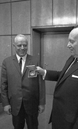 Prägung einer Medaille zur Bundesgartenschau 1967 durch die Staatliche Münze Karlsruhe.