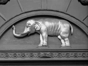 Eingangsportal — Elefant
