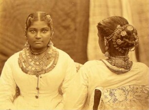 Singhalesinnen von Colombo mit Haarschmuck