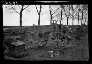 Nicht identifizierbare Ortschaft in Nordfrankreich: "erbeutete (?) Geschütze, Munitionswagen und dergleichen" auf einem morastigen Platz (Seitansicht)