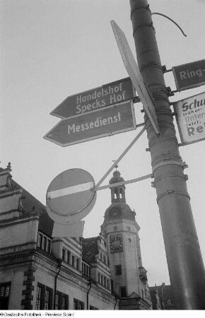 Laterne mit Wegweisern vor dem Alten Rathaus