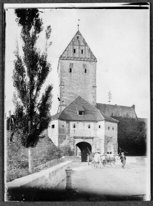 Dinkelsbühl. Rothenburger Tor (um 1380, Giebel und Vortor 16. Jh.). Feldseite mit Ochsenfuhrwerk und nebenher gehendem Lenker