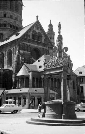 Mainz: Marktbrunnen, Hintergrund Anbau des Domes