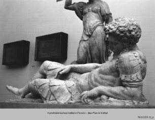 Grabmal des Mario Nari : Liegefigur des Mario Nari