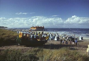 Ahlbeck. Blick über den Strand zur Seebrücke mit Schiffsanleger und Restaurant (um 1935 fertiggestellt). Vorn an der Düne eine Fischerkahn