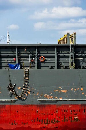 Seitenwand eines Frachtschiffs. Hamburger Hafen, 05.2016
