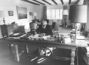 Der Komponist Werner Egk (1901-1983) in seinem Arbeitszimmer am Schreibtisch arbeitend