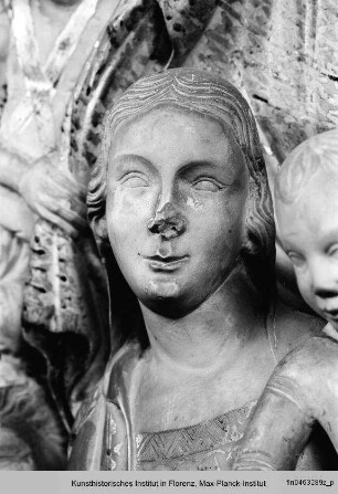 Altarpolyptychon : Mitteltabernakel mit Madonna und Kind, von Engeln umgeben