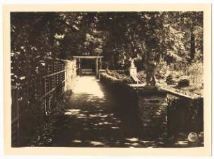 Ausstellungsgarten Jubiläums-Gartenbau-Ausstellung 1926, Dresden: Der kommende Garten: Weg mit Blick auf die Laube, Abschnitt 4