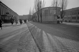 Blick auf das Messegelände mit dem Ausstellungspavillon für Fernsehgeräte, "RFT-Haus der Fernsehgeräte"