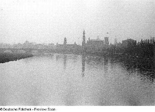 Blick von der Marienbrücke über die Elbe zur Altstadt