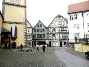 Stadtbild-Kirchplatz nach Westen mit Ludwig-Moritzscher Hofhaltung im Norden sowie Stadtkirche im Süden und Fachwerkhäusern im Westen