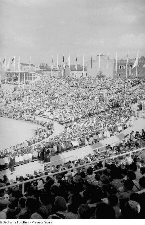 Blick auf die Zuschauertribünen des Walter-Ulbricht-Stadions während eines Fußballspiels