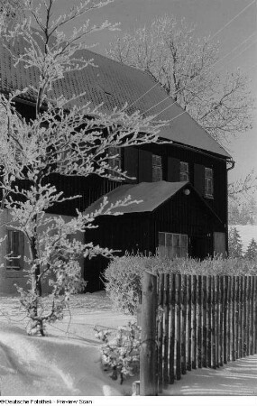 Haus in Schneelandschaft