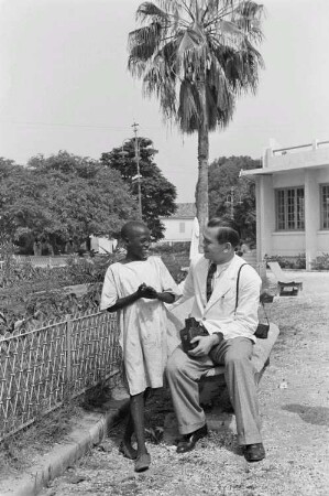 Reisefotos Haiti. Port-au-Prince. Der Fotograf Franz Grasser mit einem einheimischen Jungen