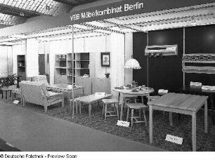 Ausstellungskoje mit Wohnzimmermöbeln des VEB Möbelkombinat Berlin. Ansicht mit verschiedenen Tischmodellen (Beistelltisch (Modell T 74), Runder Tisch (Modell T 208), Tisch (Modell T 209))