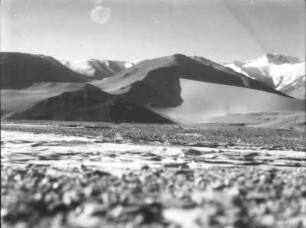 China. Sinkiang (Xinjiang). Kunlun. Karakasch-darja . Oberes Karakasch-darja-Tal. Blick auf die linke (südliche) begleitende Bergkette