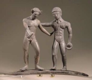 Etruskische Ciste, Deckelfiguren: tanzender Satyr und Mänade
