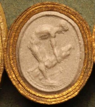 Theseus hebt einen Stein, um die väterlichen Hinterlassenschaften zu bergen (Daktyliothek, Zweites Historisches Tausend)