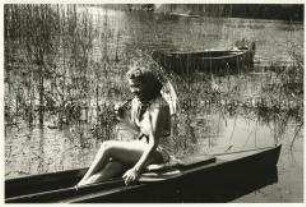 Frühling am Wannsee - Frau mit Sonnenschirm im Kanu