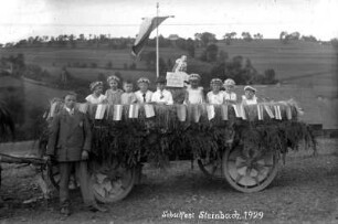 Schulfest in Steinbach - Festwagen mit Kindern des Jg. 1923/24